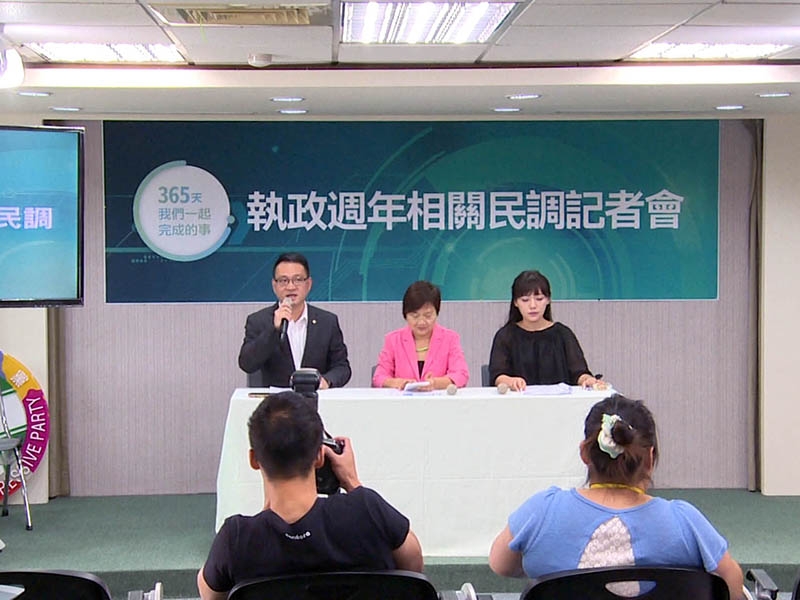 民進黨於19日舉辦執政周年相關民調記者會。圖╱鄭哲宇