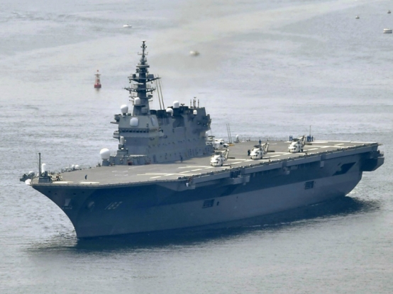 日本派出直升機護衛艦「出雲號」，執行「新安保法」實施後首次為美軍護衛任務。 圖／美聯社