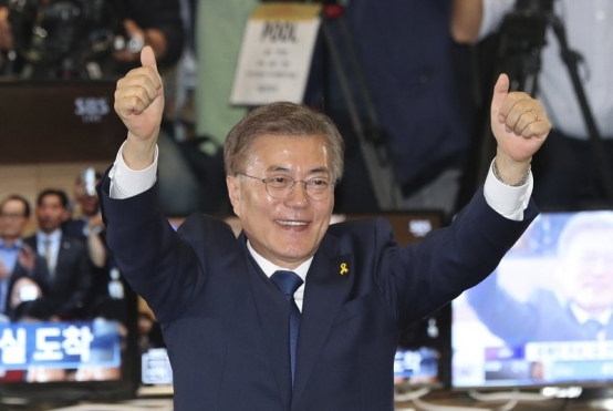 第19屆韓國總統大選開票尚未結束，共同民主黨候選人文在寅已確認當選。圖／AP