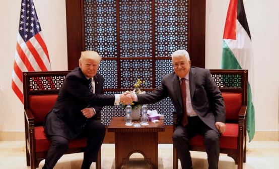 美國總統川普與巴勒斯坦領袖阿巴斯23日會晤於約旦河西岸城市伯利恆。圖／路透