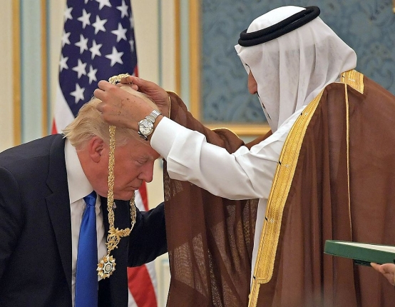美國總統川普20日造訪沙烏地阿拉伯首都利雅德，現年81歲的薩爾曼國王於王宮內親手為川普佩戴金質榮譽獎章。圖／美聯社