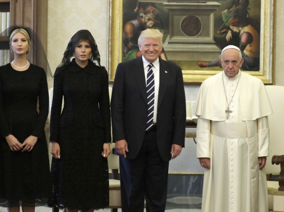 天主教教宗方濟各於梵蒂岡接見初次來訪的美國總統川普，第一夫人梅拉尼婭 (左二) 與千金伊凡卡 (左一) 遵循訪梵禮儀身著黑紗黑裙。圖／美聯社