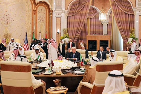 美國總統川普與阿拉伯各國領袖會晤。圖／法新社