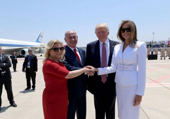 美國總統川普伉儷22日抵達以色列，總理納坦雅胡及其夫人親赴機場迎賓。圖／耶路撒冷郵報