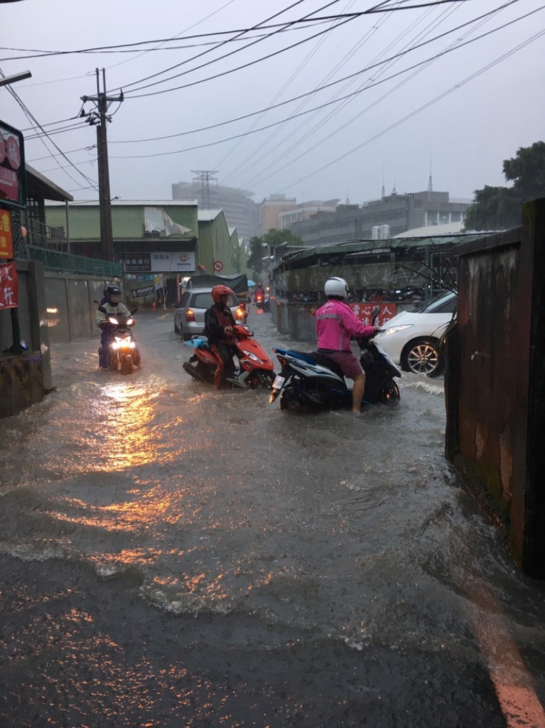 瞬間雨量導致雙北市多處街道淹水,路面宛如小河。圖/網路