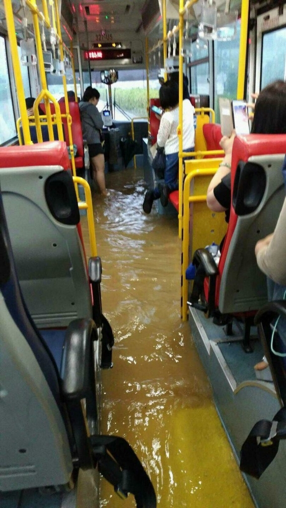 累積雨量甚至還淹進公車內。圖/網路