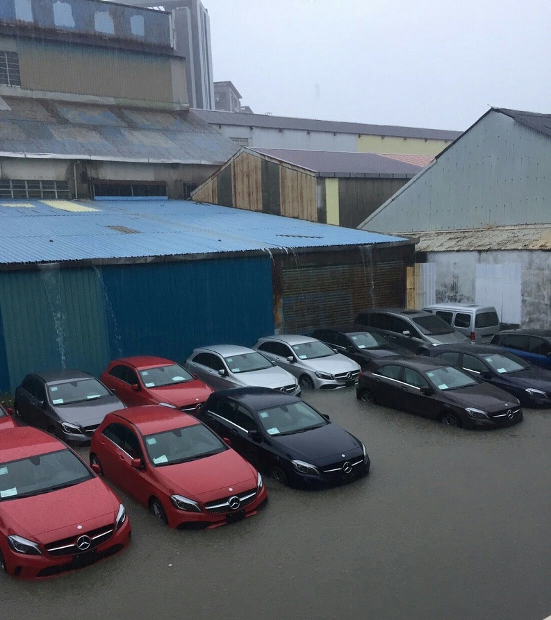 瞬間豪雨造成不少損失,圖為關渡賓士交車中心。圖/網路