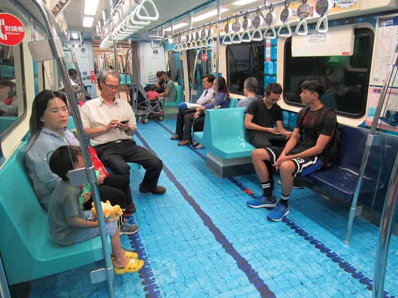 松山新店線彩繪列車─「世大運列車」7月10首發,各節車廂以不同運動主題彩繪,擬真程度讓人驚訝不已。 圖/台北市政府提供 松山新店線彩繪列車─「世大運列車」7月10首發,各節車廂以不同運動主題彩繪,擬真程度讓人驚訝不已。 圖/台北市政府提供