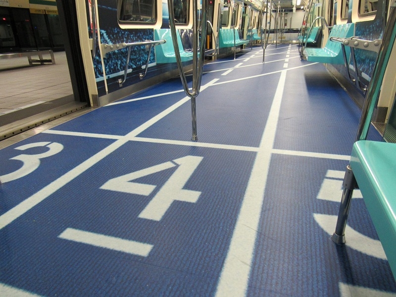 以田徑場為主題的彩繪車廂。圖/台北市政府提供