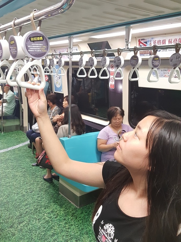 在把手上有各項運度介紹、冷知識、趣事,讓民眾更親近這項國際級的運動賽事。圖/台北市政府提供