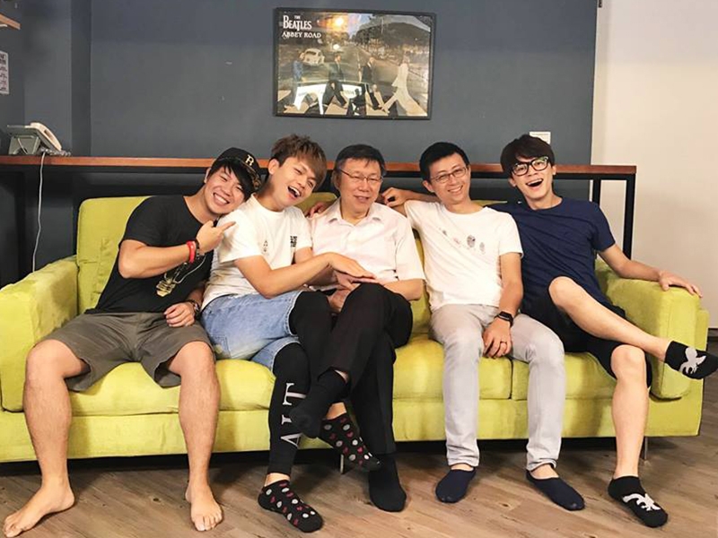 柯P與youtuber們合照。 圖/HOWFUN如何爽FB