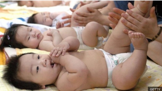 美國《世界概況》調查顯示，2016年南韓與台灣生育率均為全球倒數，平均每千人僅有8.4名新生兒。圖／BBC
