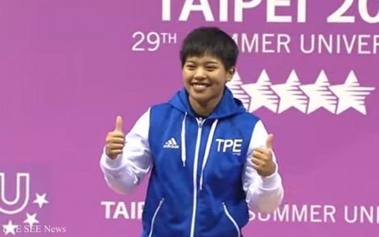 洪萬庭在台北世大運舉重女子69Kg級逆轉勝哈薩克選手，奪下台灣在舉重項目的第二面金牌。 圖／林星