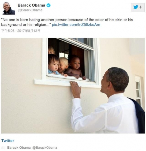 奧巴馬在照片中與不同膚色的寶寶相視而笑。（圖/歐巴馬推特）
