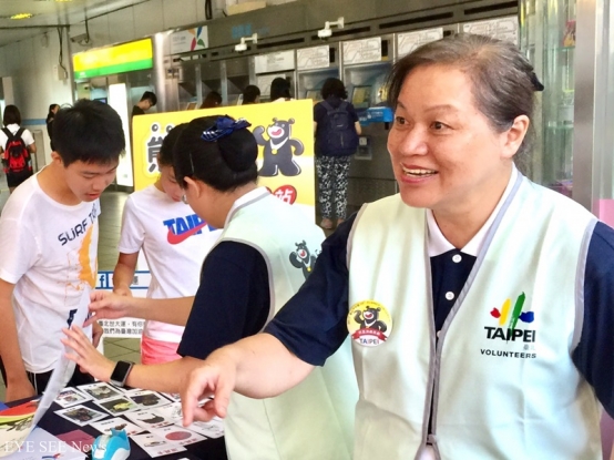 「熊蓋讚」服務親善大使在捷運站服務國際選手，並熱情招呼民眾，讓台北成為最友善的國際城市。圖／高美晶