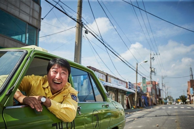 由宋康昊飾演的計程車司機,在1980年載著德國記者進入被軍隊封鎖的光州,拍下軍隊暴行並公諸於世。 圖/電影劇照 由宋康昊飾演的計程車司機,在1980年載著德國記者進入被軍隊封鎖的光州,拍下軍隊暴行並公諸於世。 圖/電影劇照