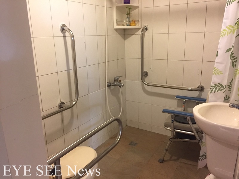 歐陽奶奶家的浴室經過改裝後,增加了防滑地板、扶手,以及拆掉不便使用的浴缸。 圖/鄭哲宇