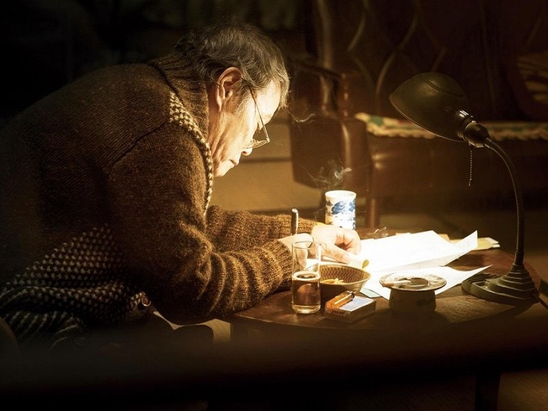 電影中的浪矢雜貨店老闆,會每晚回覆因有人生煩惱而投入的信件,藉此帶出5段感人的人生故事。 圖/電影劇照