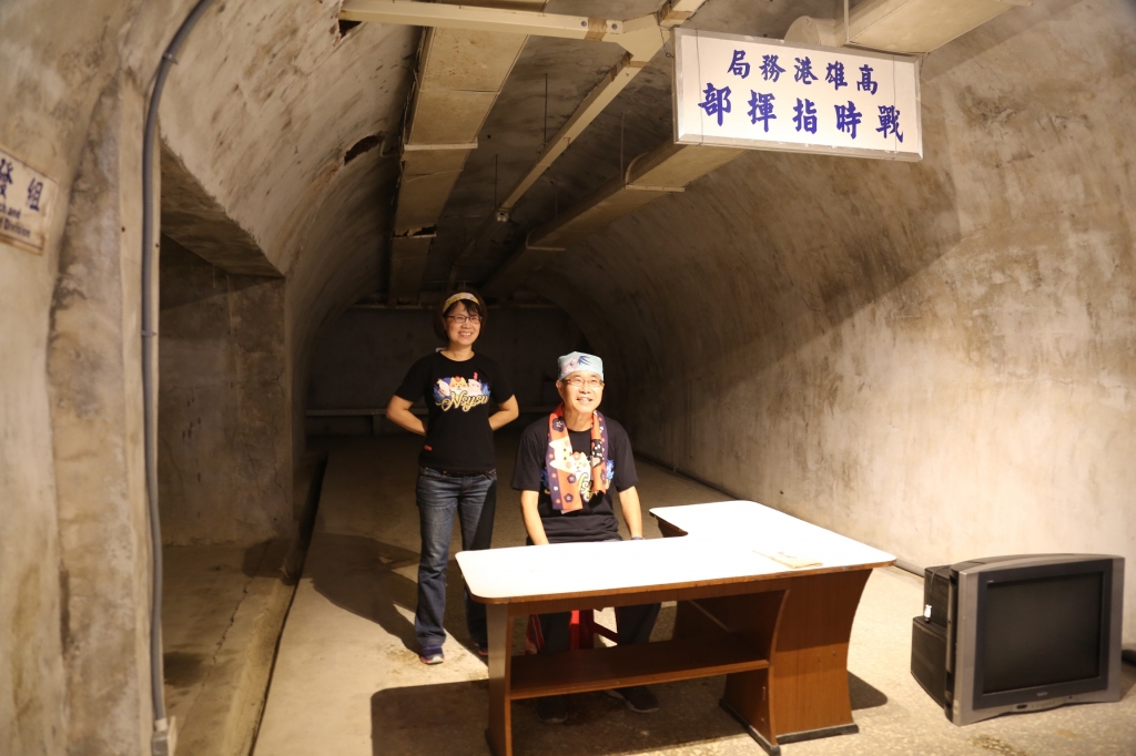 秘道內尚留有基地處室標示,左起國立中山大學學務長楊靜利及校長鄭英耀。圖/國立中山大學提供