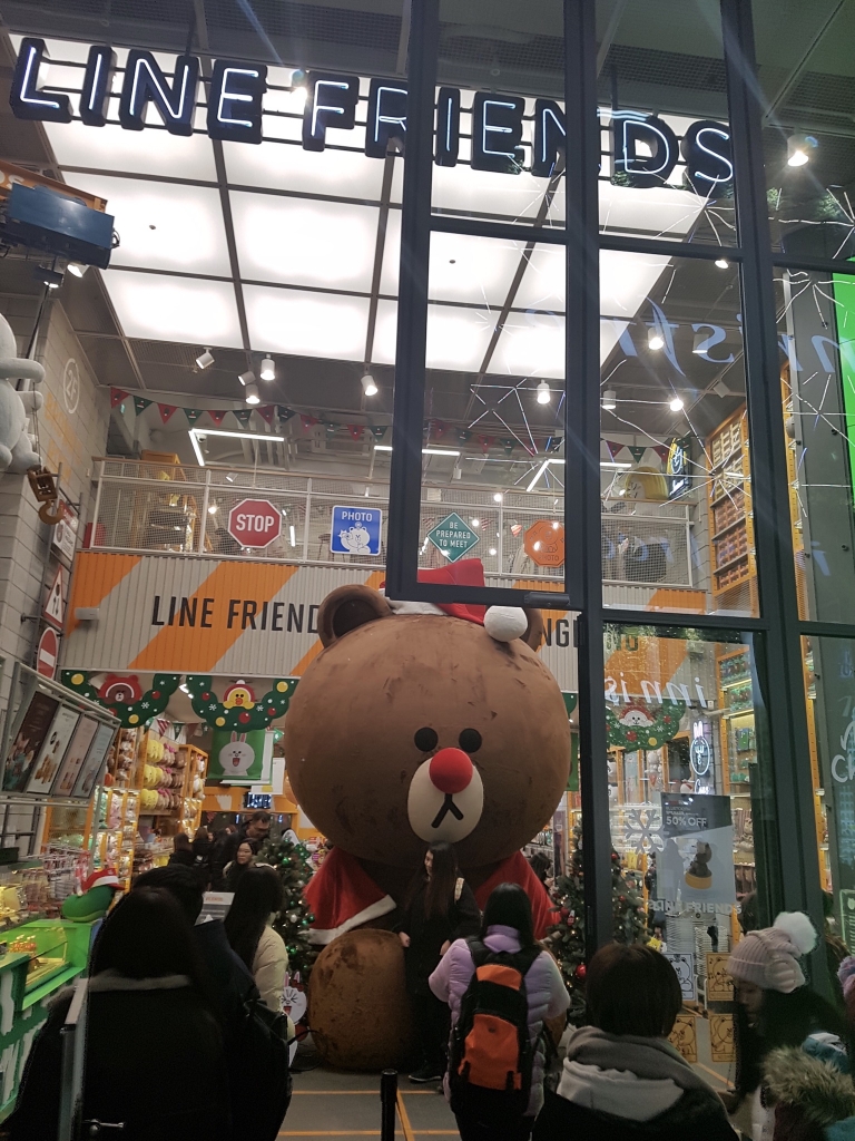 首爾明洞大街上,因中國遊客而門庭若市的商家。圖╱李駱實 首爾明洞大街上,因中國遊客而門庭若市的商家。圖╱李駱實