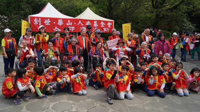 長輩與參與的孩子、志工開心合影。 圖／華山基金會提供