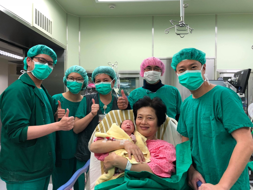 台北長庚醫院蕭勝文主任(右一)偕醫療團隊與吳女士全家福在產房合影。圖/台北長庚提供