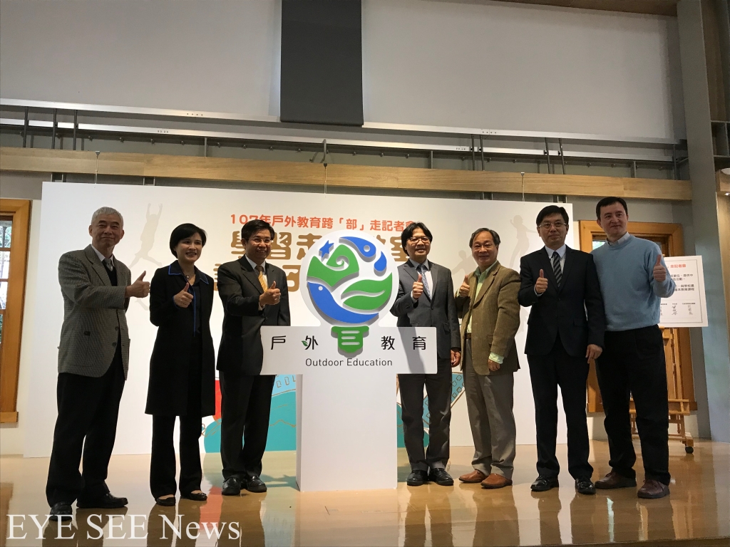 教育部長潘文忠(左三)、文化部長鄭麗君(左二)、交通部長賀陳旦(左一)及內政部長葉俊榮(右四)等人共同簽署「推動戶外教育合作備忘錄」。圖/白璦嘉攝