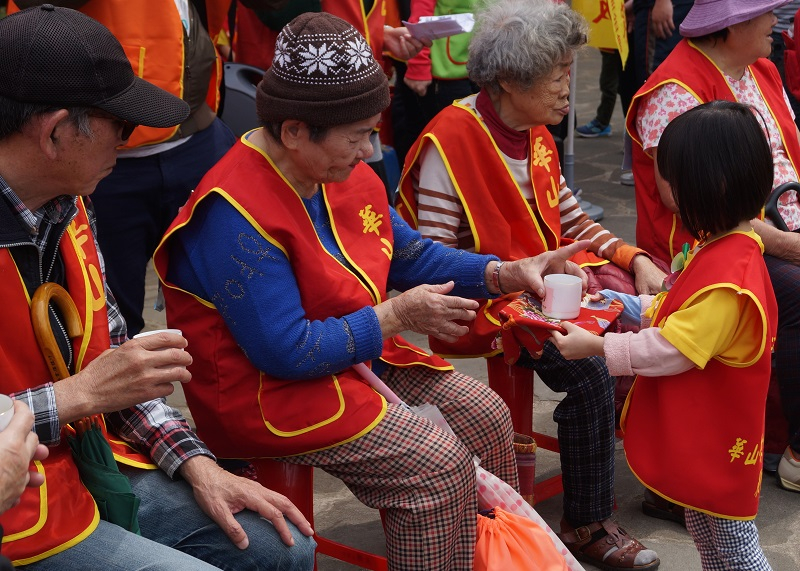 對許多長輩來說，有人陪伴、一起出遊，是難能可貴的幸福。 圖／華山基金會提供