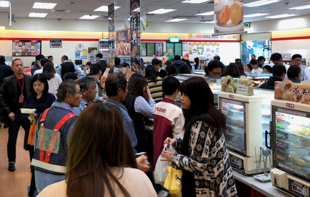 便利商店成了信義區各職業領域混雜的縮影 圖/鍾天選