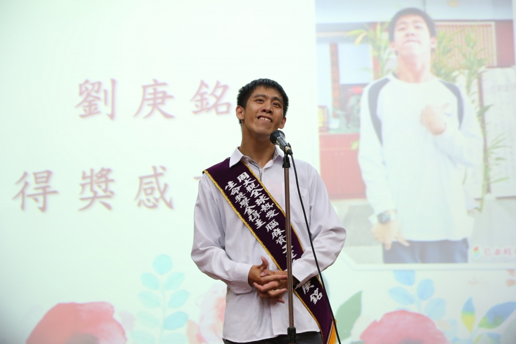 先天罹患重度腦麻的劉庚銘獲「2018年全球熱愛生命獎學金」。 圖/國立中山大學提供 先天罹患重度腦麻的劉庚銘獲「2018年全球熱愛生命獎學金」。 圖/國立中山大學提供