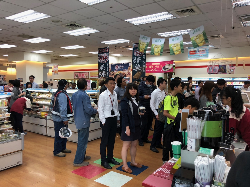 為了省時省錢,信義區便利商店大排長龍 圖/鍾天選