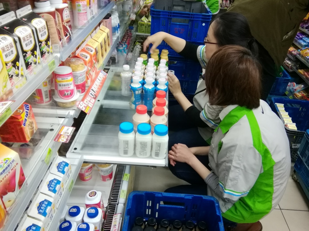 商品補貨教學體驗。圖/新北勞工局 商品補貨教學體驗。圖/新北勞工局