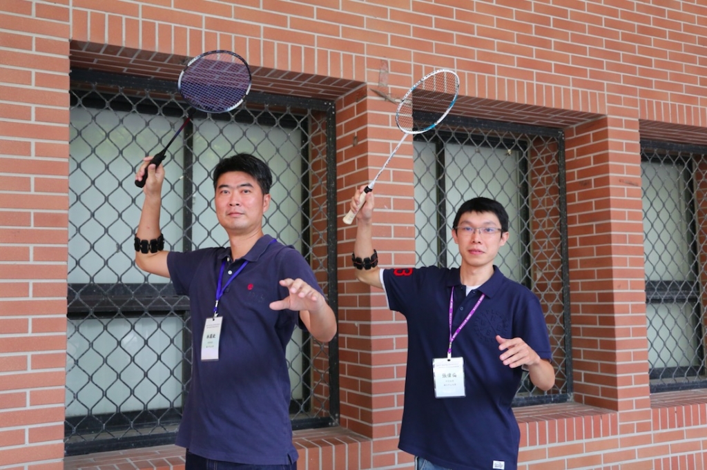 國立中山大學資訊管理學系講座教授陳年興團隊成功研發「穿戴式科技羽球教學輔助系統」。圖／中山大學提供