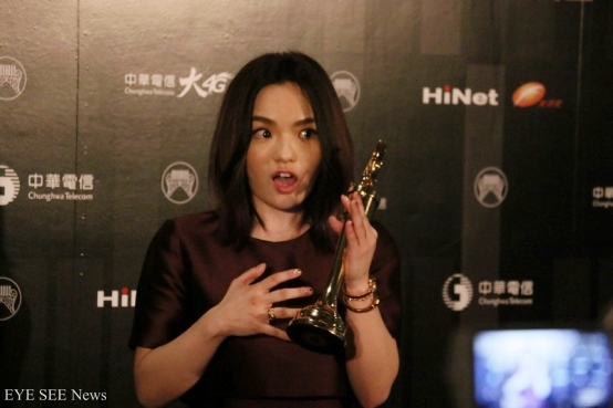 徐佳瑩同時奪得「最佳國語女歌手」與「最佳國語專輯」，露出俏皮的驚訝表情。 圖/陳靜