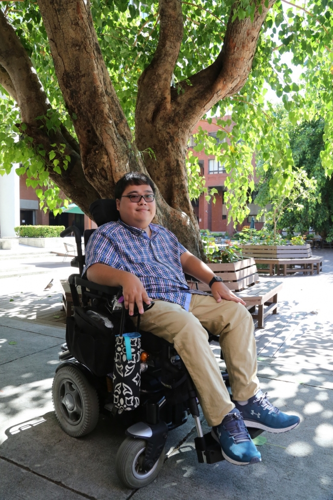 國立中山大學機電與機械工程學系博士生楊博宇,出生即罹患脊髓型肌肉萎縮症,他不被病魔擊倒,立志研發罕病藥物。圖/國立中山大學提供 國立中山大學機電與機械工程學系博士生楊博宇,出生即罹患脊髓型肌肉萎縮症,他不被病魔擊倒,立志研發罕病藥物。圖/國立中山大學提供