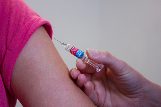 疾管署107年將疫苗接種補助範圍擴及兒童常規疫苗入國小前之所有應接種劑次及75歲以上長者肺炎鏈球菌疫苗。圖／PIXABAY。