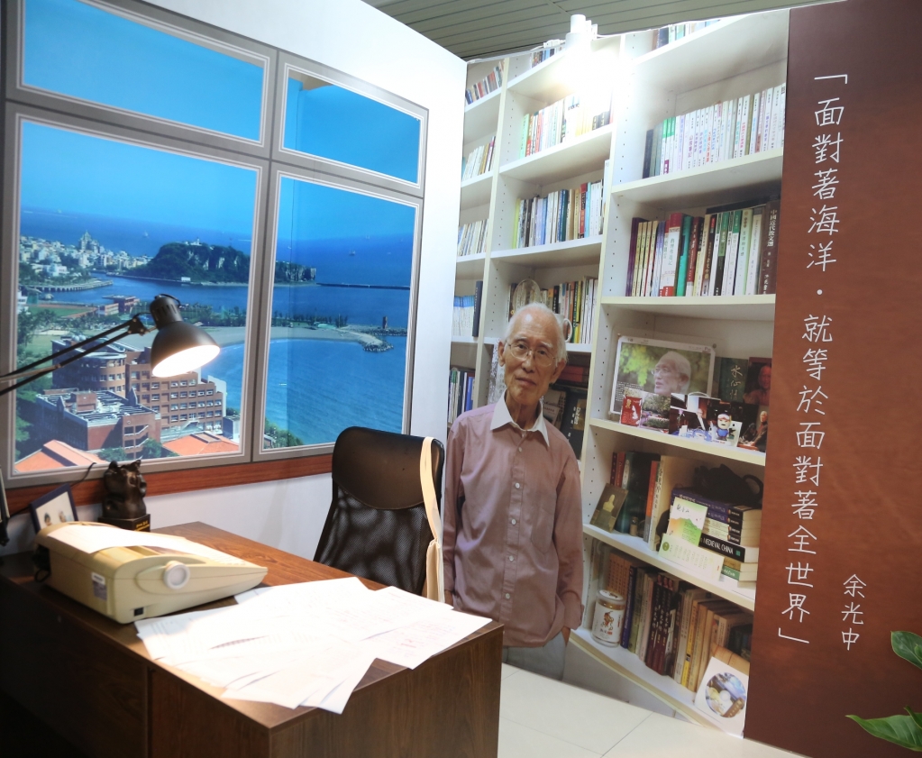中山大學《望海—余光中教授紀念特展》重現詩人在校內文學院的研究室場景,窗外的西灣海景也以海報模擬;書桌上,則擺上余教授曾用過的打字機及複印的手稿。 圖/國立中山大學提供
