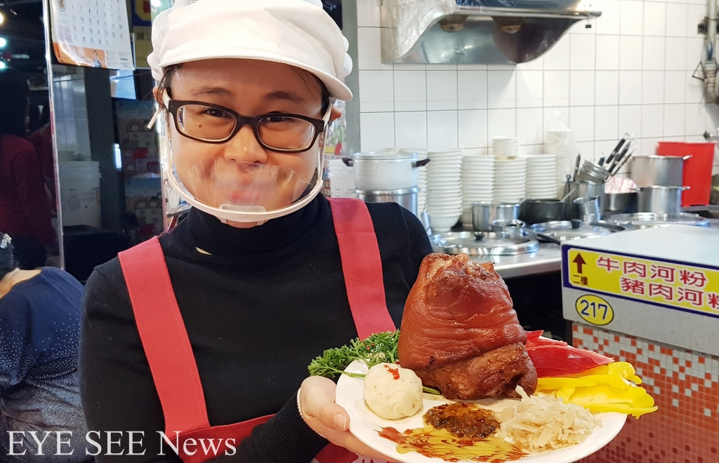傳統年菜對抗非洲豬瘟,南門市場名店貼出檢驗證明。圖/李晶英 傳統年菜對抗非洲豬瘟,南門市場名店貼出檢驗證明。圖/李晶英
