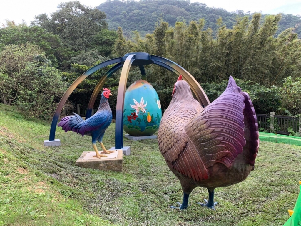 近期甫完成的情人湖公園基隆意象粉刷工程,讓已經退色 的對雞再次展現奕奕精神。圖/北海岸及觀音山國家風景區管理處。 近期甫完成的情人湖公園基隆意象粉刷工程,讓已經退色 的對雞再次展現奕奕精神。圖/北海岸及觀音山國家風景區管理處。