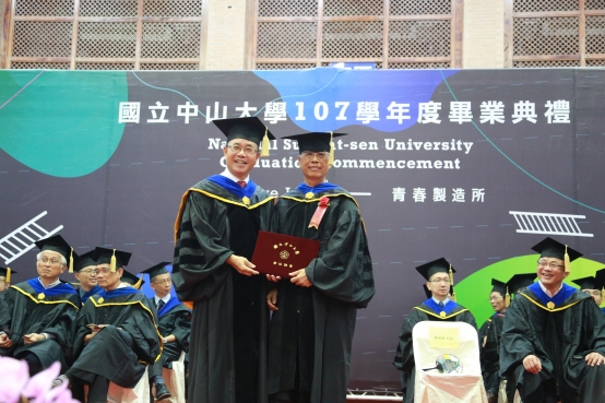中山大學70歲博士生獲頒畢業證書 圖/國立中山大學提供