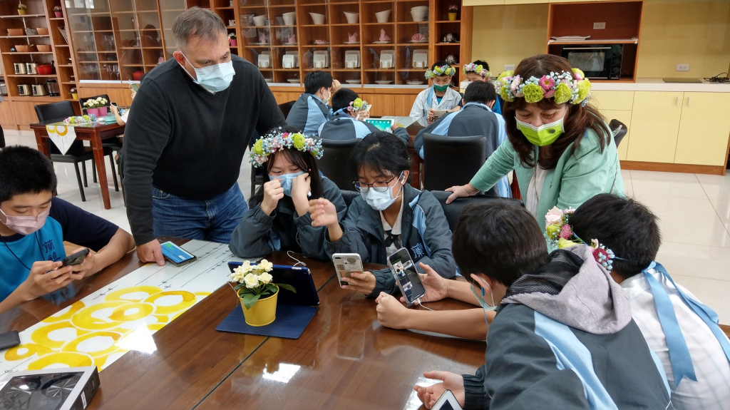 李芝安校長帶領學生與日本須磨學園進行線上交流。圖／教育部