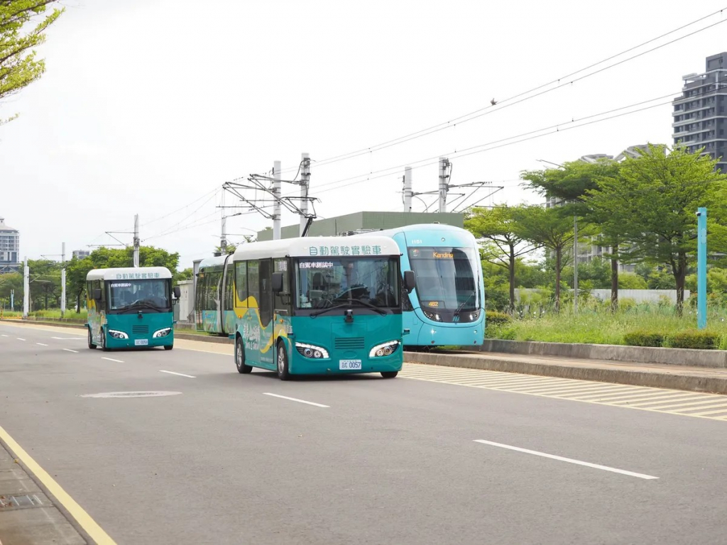 新北市政府與勤崴國際於2023年10月14日成功在淡海成功運行Level4自動駕駛巴士,率先打造無軌式類捷運自駕巴士。 圖/ 取自勤崴國際官網