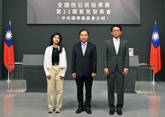 圖／第四場核三公投辯論，由民眾黨主席黃國昌與20歲公民代表吳亞昕正反交鋒。中選會提供。