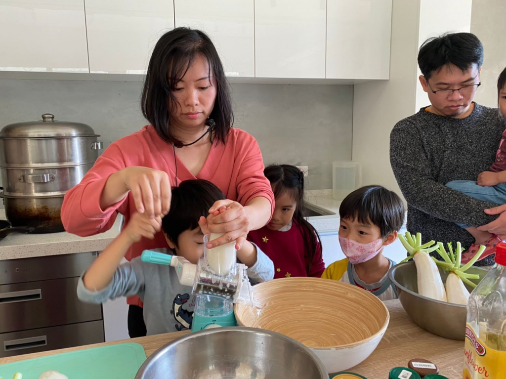林慧君走進廚房陪孩子長大，享受「親子共廚」。圖／林慧君提供