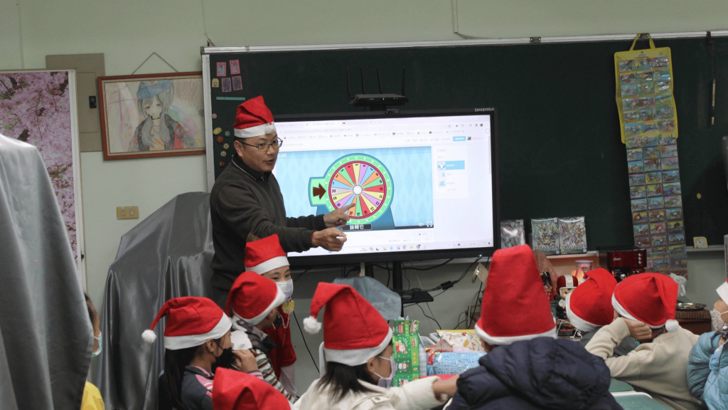 為增加孩子學習動機，葉志偉老師配合聖誕節戴起聖誕帽。圖／教育部提供