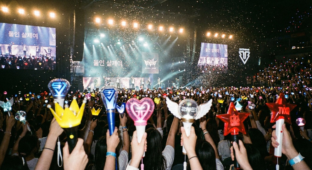 每個團體有專屬的應援手燈，具象化的粉絲身份認同與歸屬感。（圖片為AI生成）